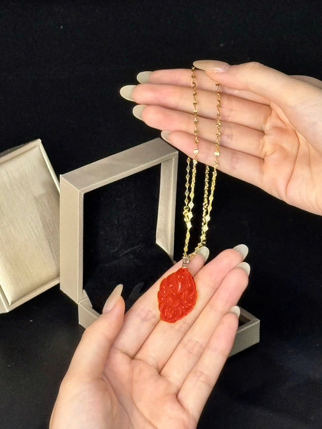 Lucky Fox Queen Stone - Red