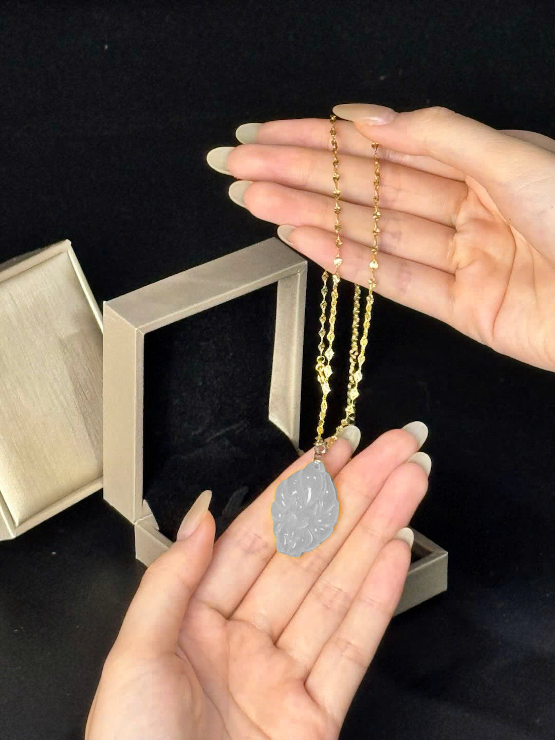 Lucky Fox Queen Stone - White